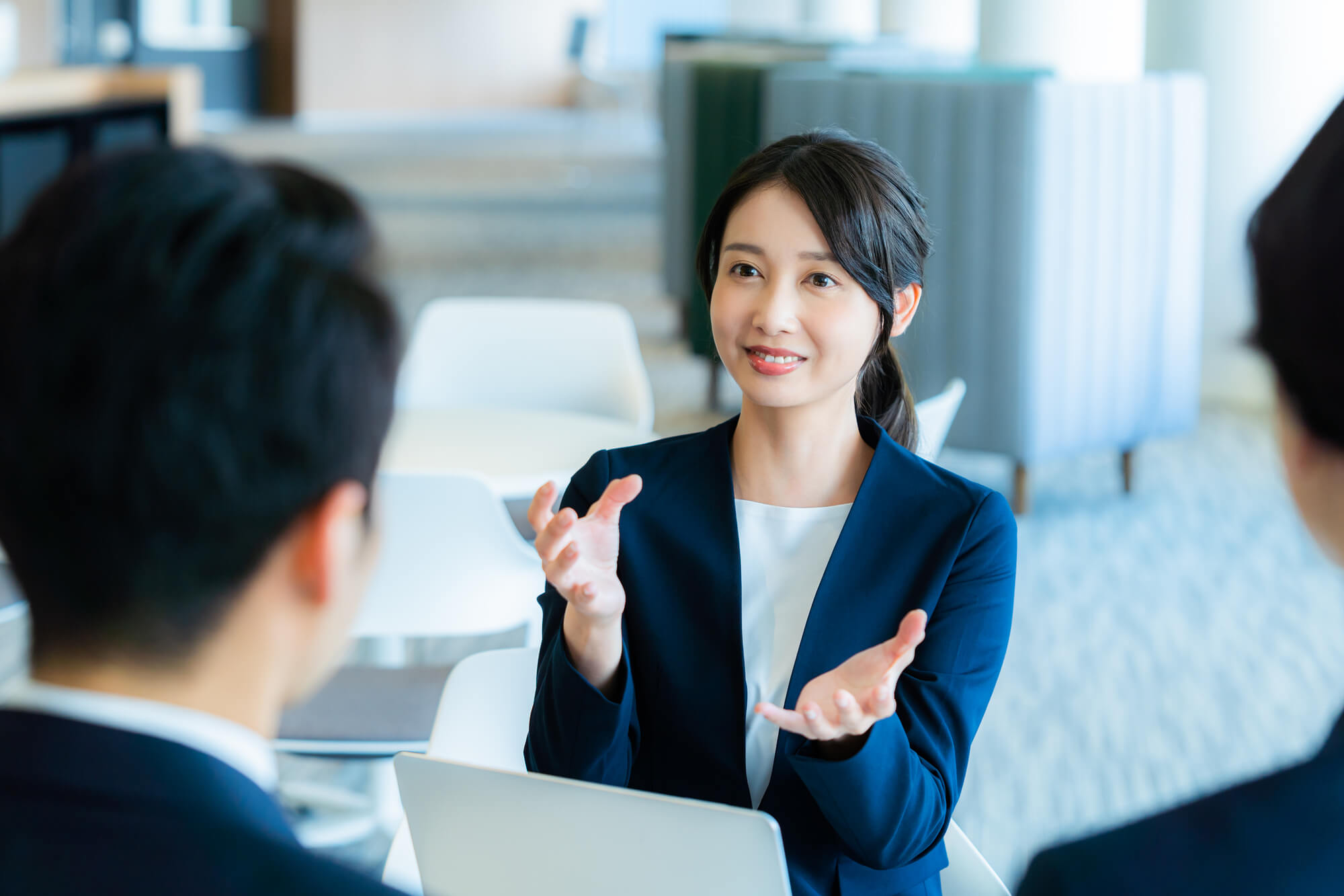 何かを説明している女性