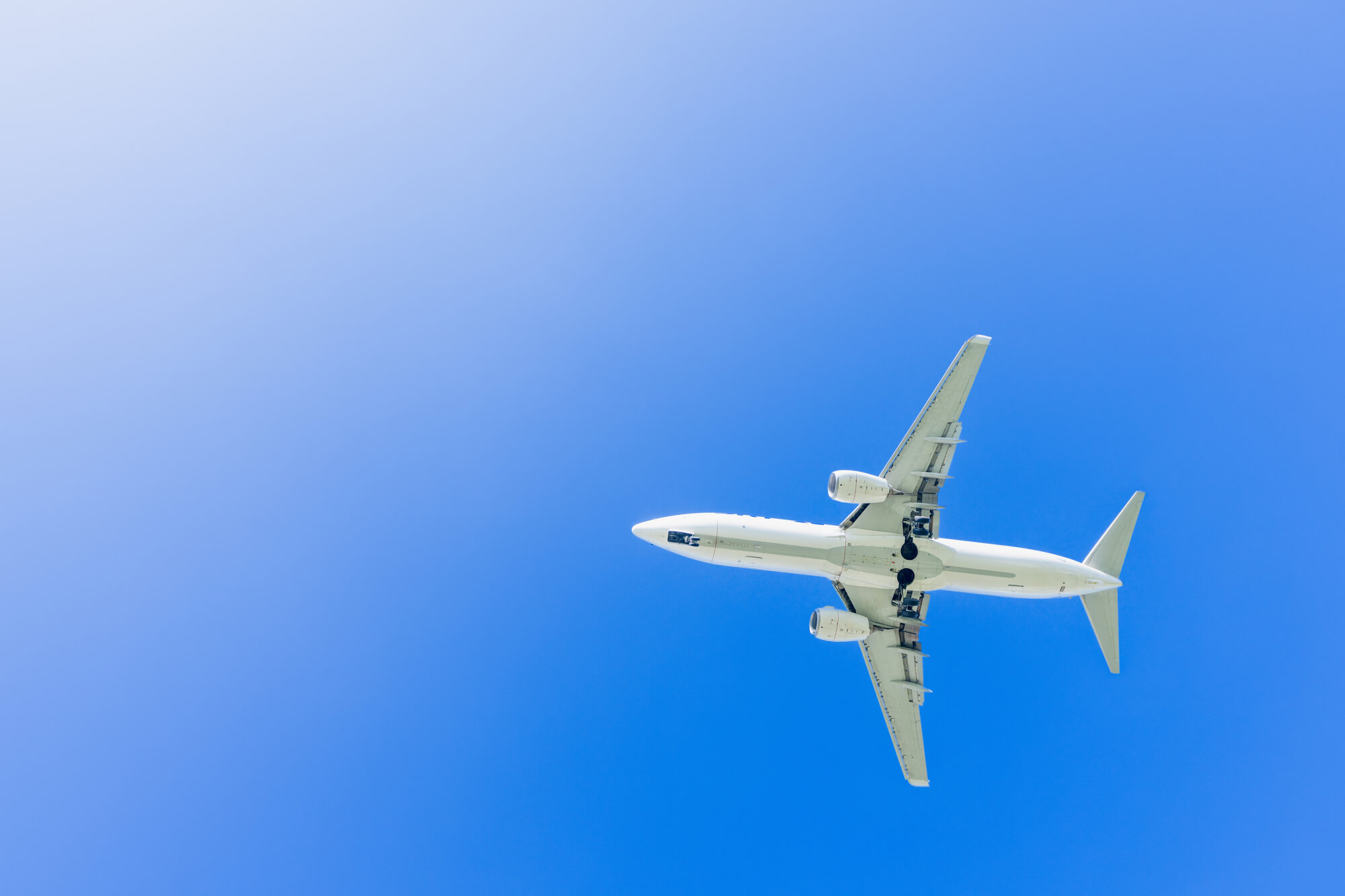 上空を飛んでいる飛行機