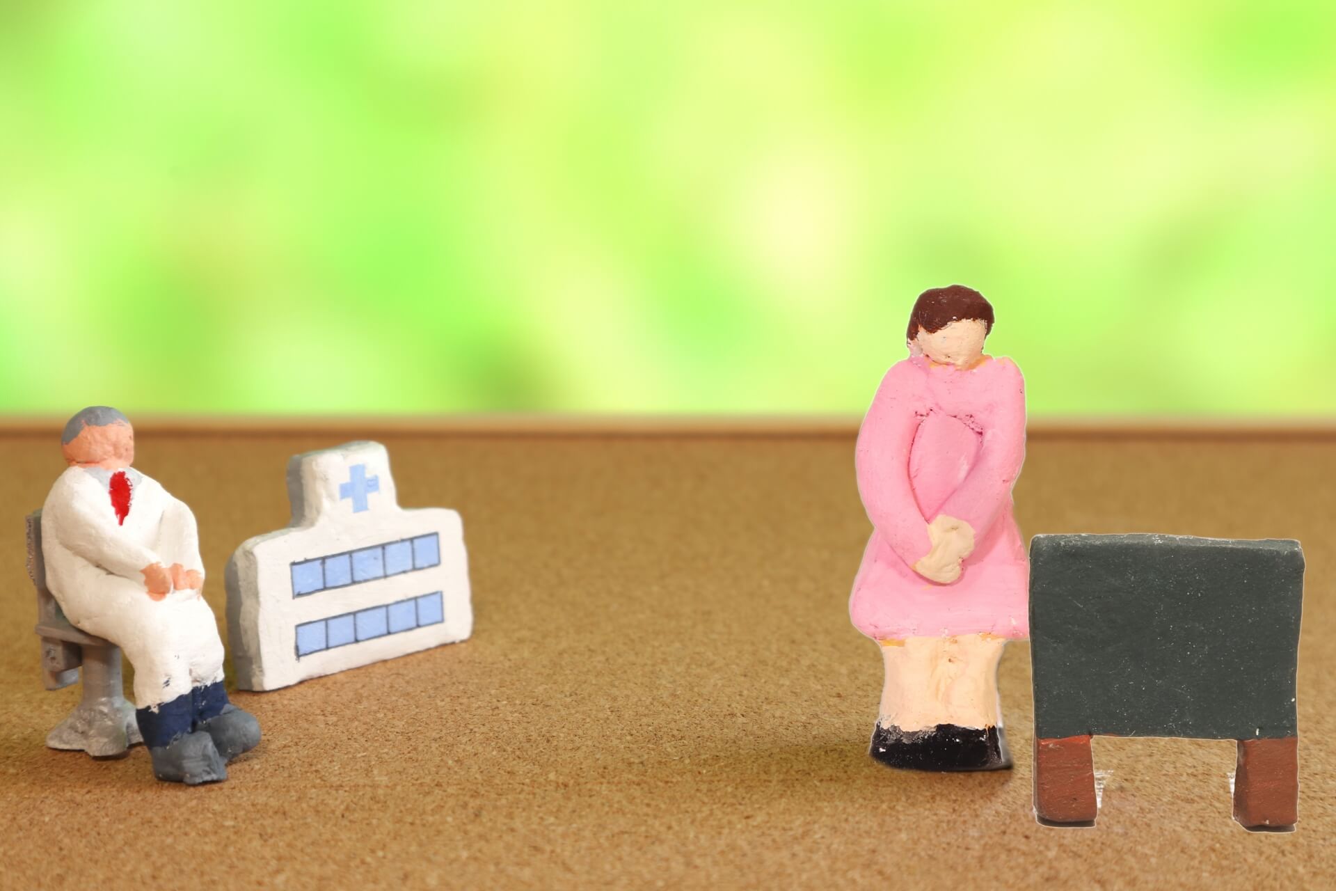 病院や医者と患者の模型