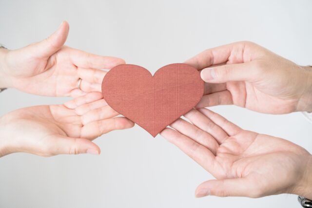 ハートの受け渡しをする手