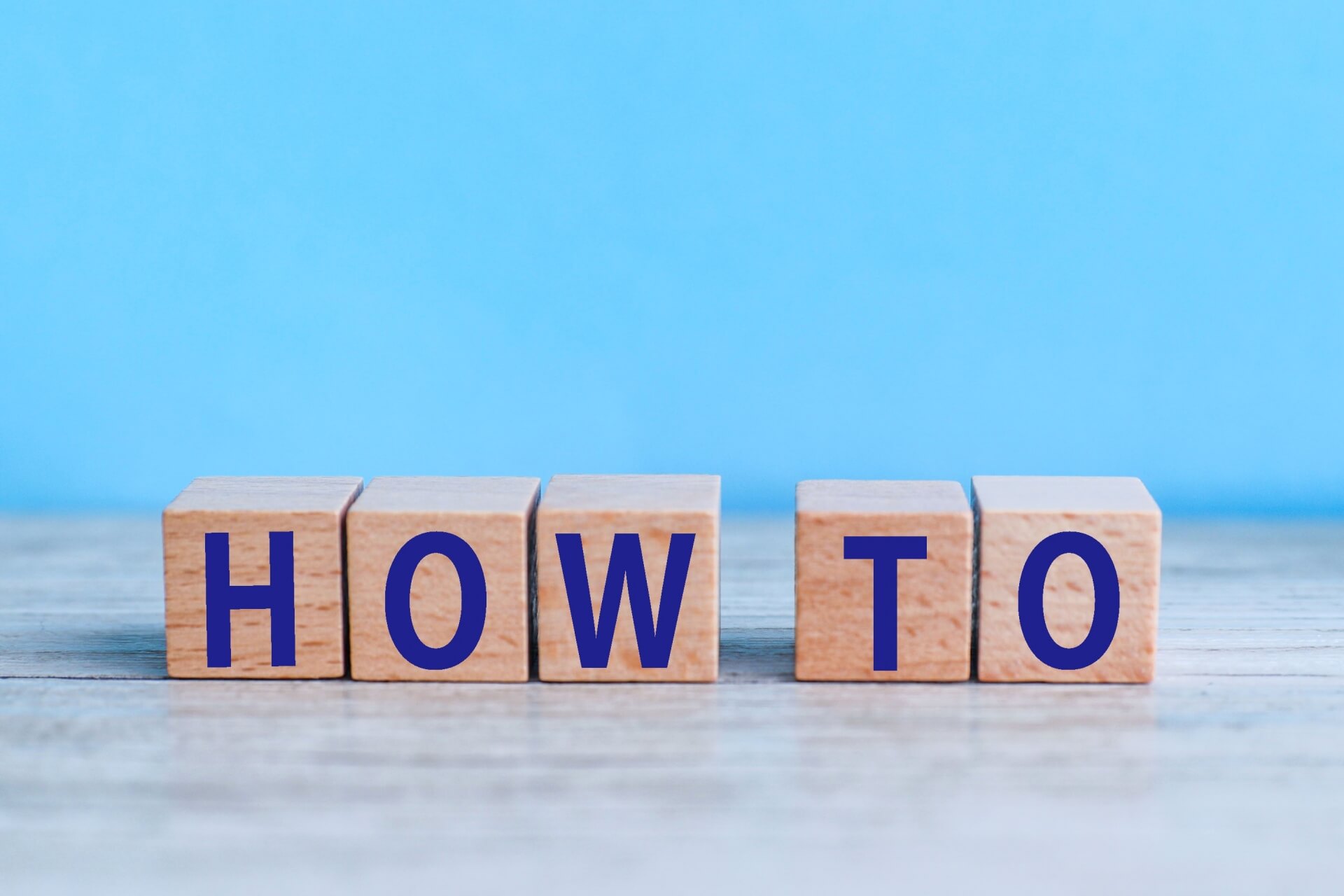 HOWTOと書かれた木のボックス