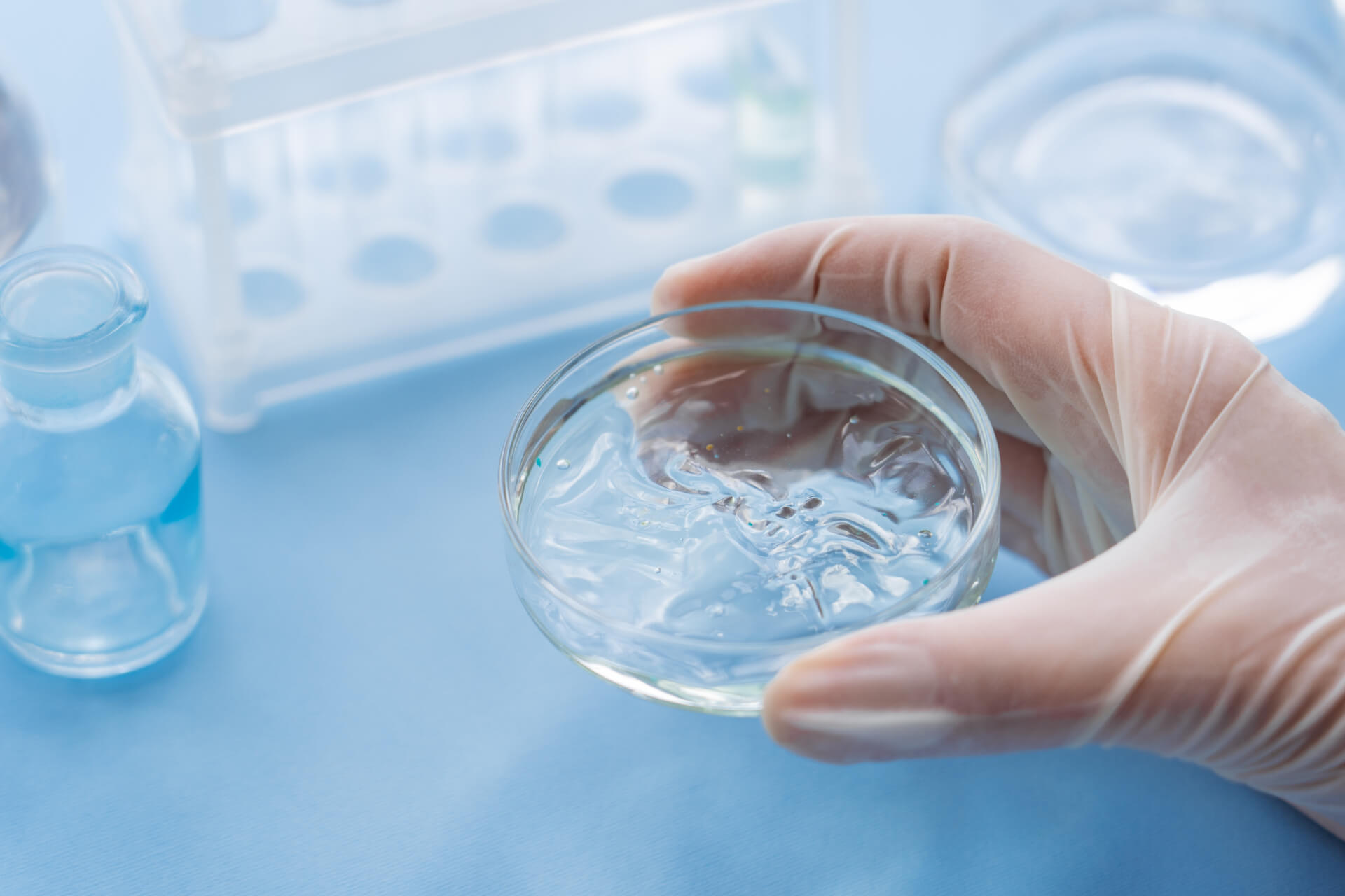 カラスの容器を持っている人の手元