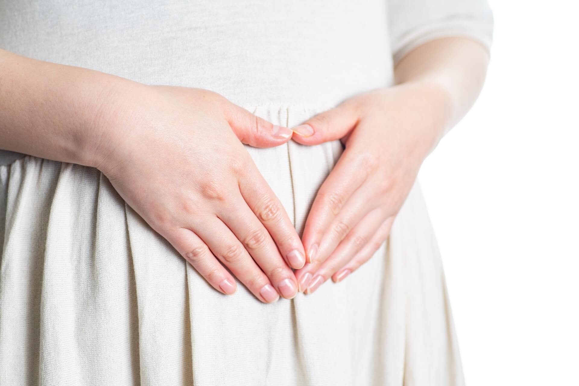 お腹に手を当てる妊婦